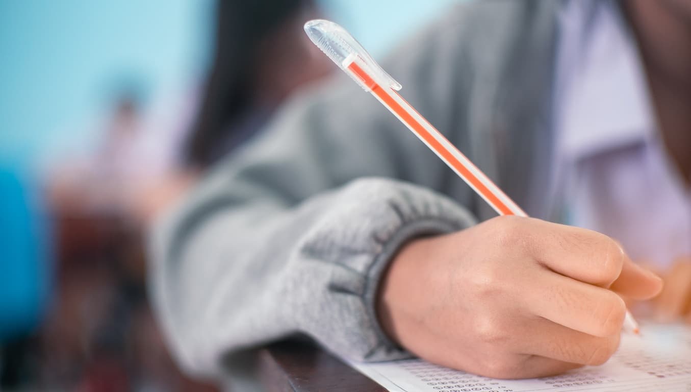 Entrer en école de commerce : Quelle moyenne au bac est requise ?