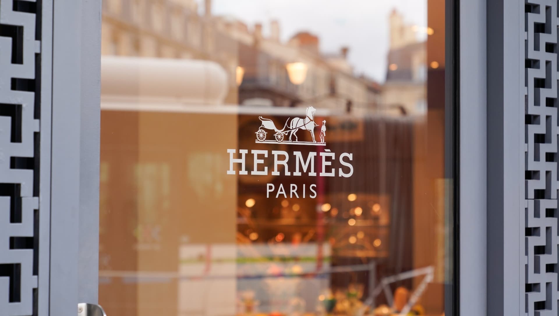 Hermès s'engage dans un partenariat avec l'Université de Paris Dauphine pour sensibiliser les étudiants aux opportunités professionnelles dans ses différents métiers