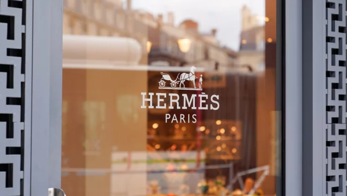 Hermès s'engage dans un partenariat avec l'Université de Paris Dauphine pour sensibiliser les étudiants aux opportunités professionnelles dans ses différents métiers