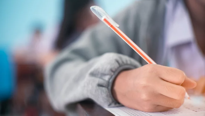 Entrer en école de commerce : Quelle moyenne au bac est requise ?