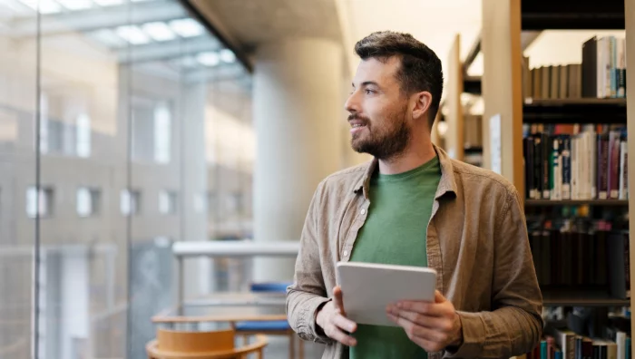 Magazine Alumni EM Normandie : Des images générées par l'intelligence artificielle pour un design original et moderne